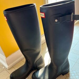 Hunter size 8 like new rain boots!